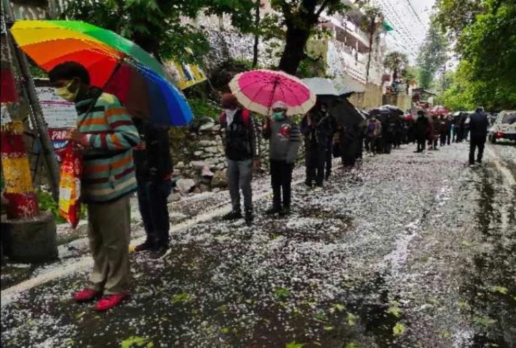 Nanital People amidst rain and hail storm standing