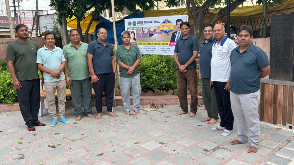 Participants performing yoga and meditation at Nehru Park during Lions Club Sarthak’s Sevankur Seva Week in Gangapur City, with members chanting “Om” in a peaceful morning atmosphere.