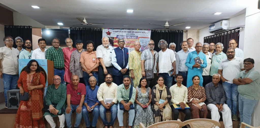 पुस्तक विमोचन कार्यक्रम में मंच पर वक्ता और ऋत्विक घटक पर चर्चा करते हुए विद्वान, सिनेमा विमर्श का दृश्य