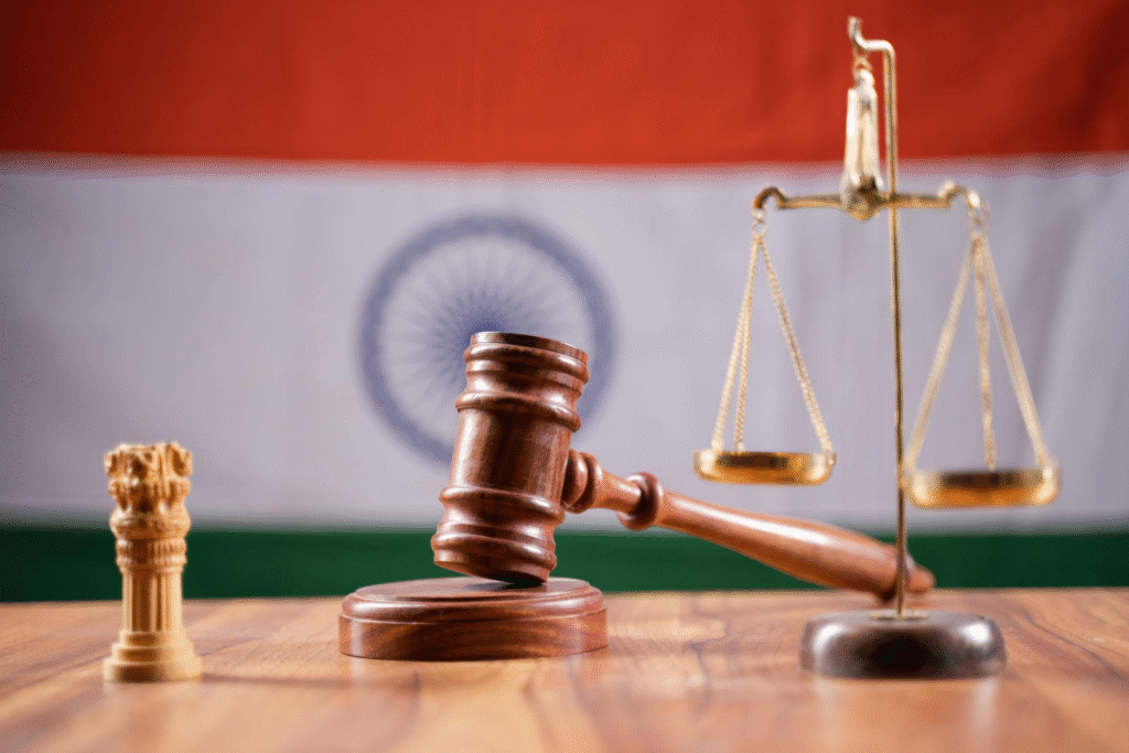 क्या न्यायपालिका आलोचना से ऊपर हो सकती है? अवमानना कानून, न्यायिक पारदर्शिता, कॉलेजियम सिस्टम और लोकतंत्र में जवाबदेही पर आधारित एक गंभीर विश्लेषणात्मक लेख